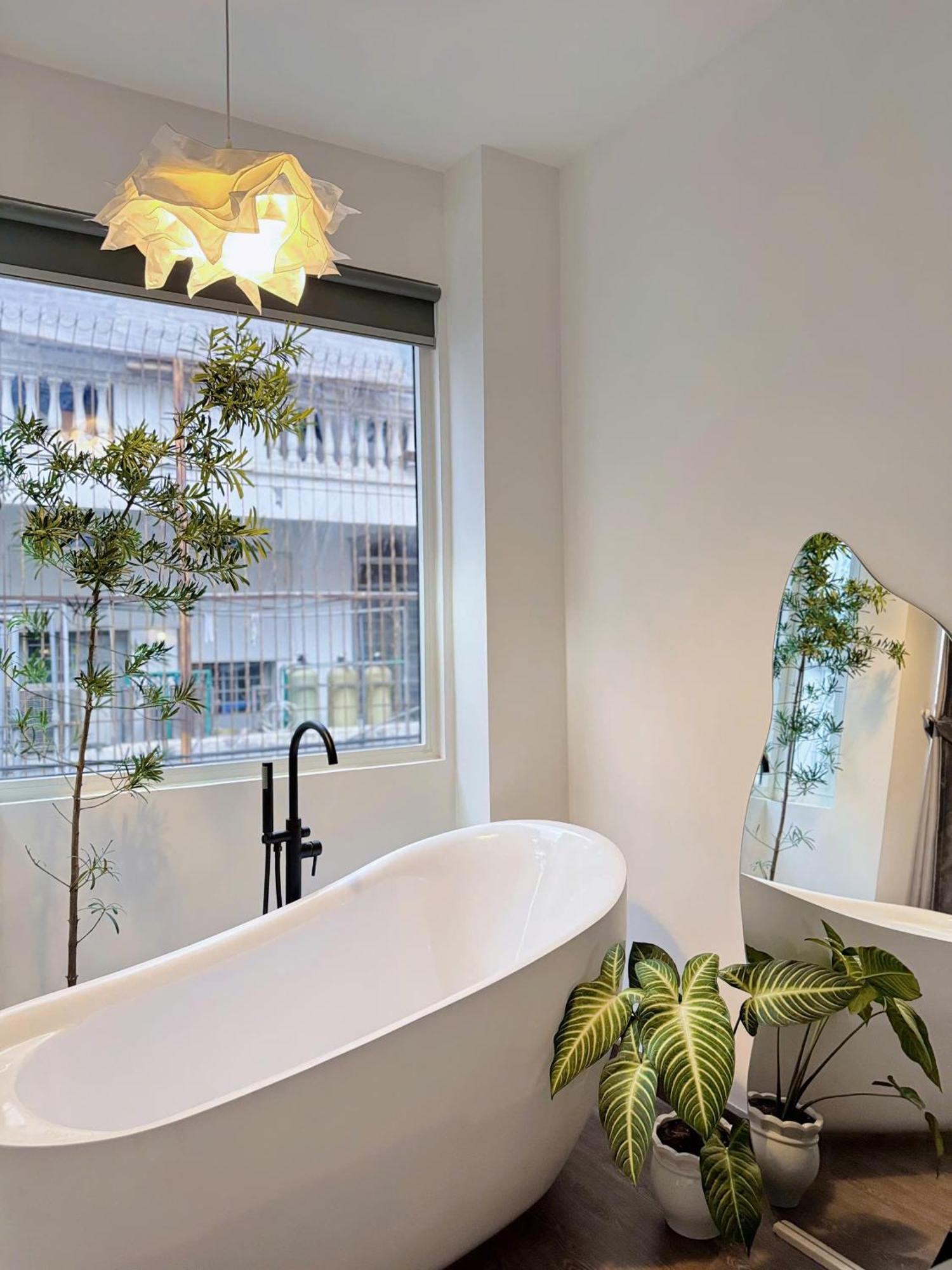 Khách sạn hẻo lánh Four P Binh Thanh *